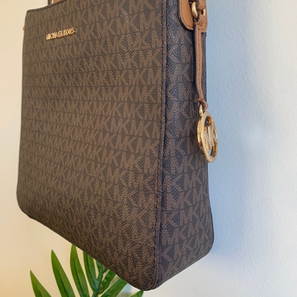 ❌SOLD❌ Michael Kors Cross Body Purse - Picture 7 of 16